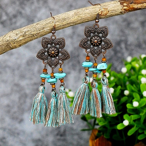 CLEARANCE*NWOT* Emery Rose Flower Tassel Decor Drop Earrings - Picture 2 of 3